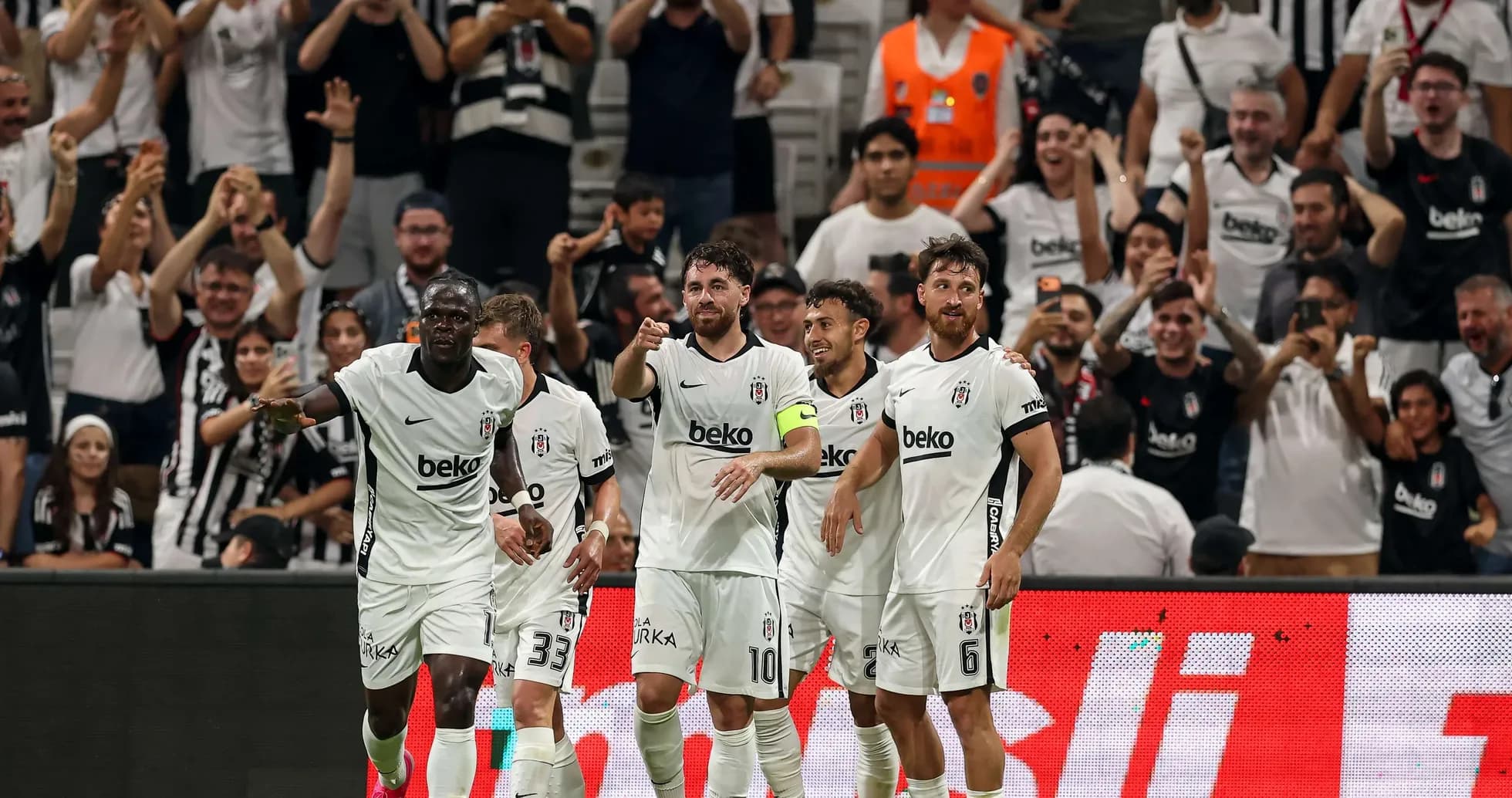 Jugadores de Beşiktaş celebrando un gol Jugadores de Beşiktaş celebrando un gol