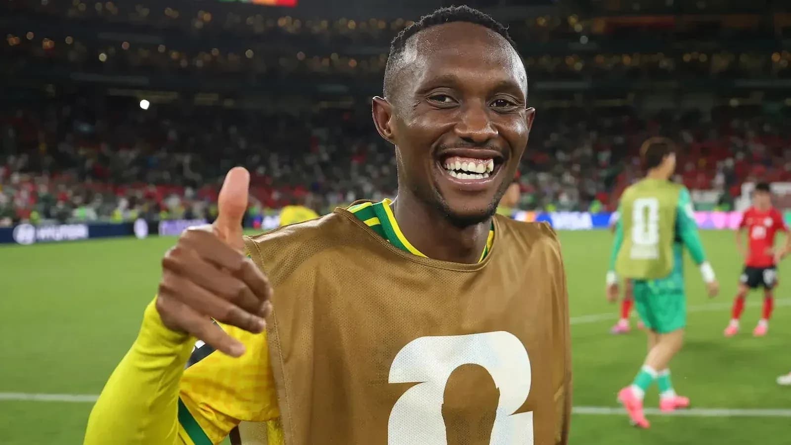 Jugador sonriente con pulgar hacia arriba en el campo Jugador sonriente con pulgar hacia arriba en el campo
