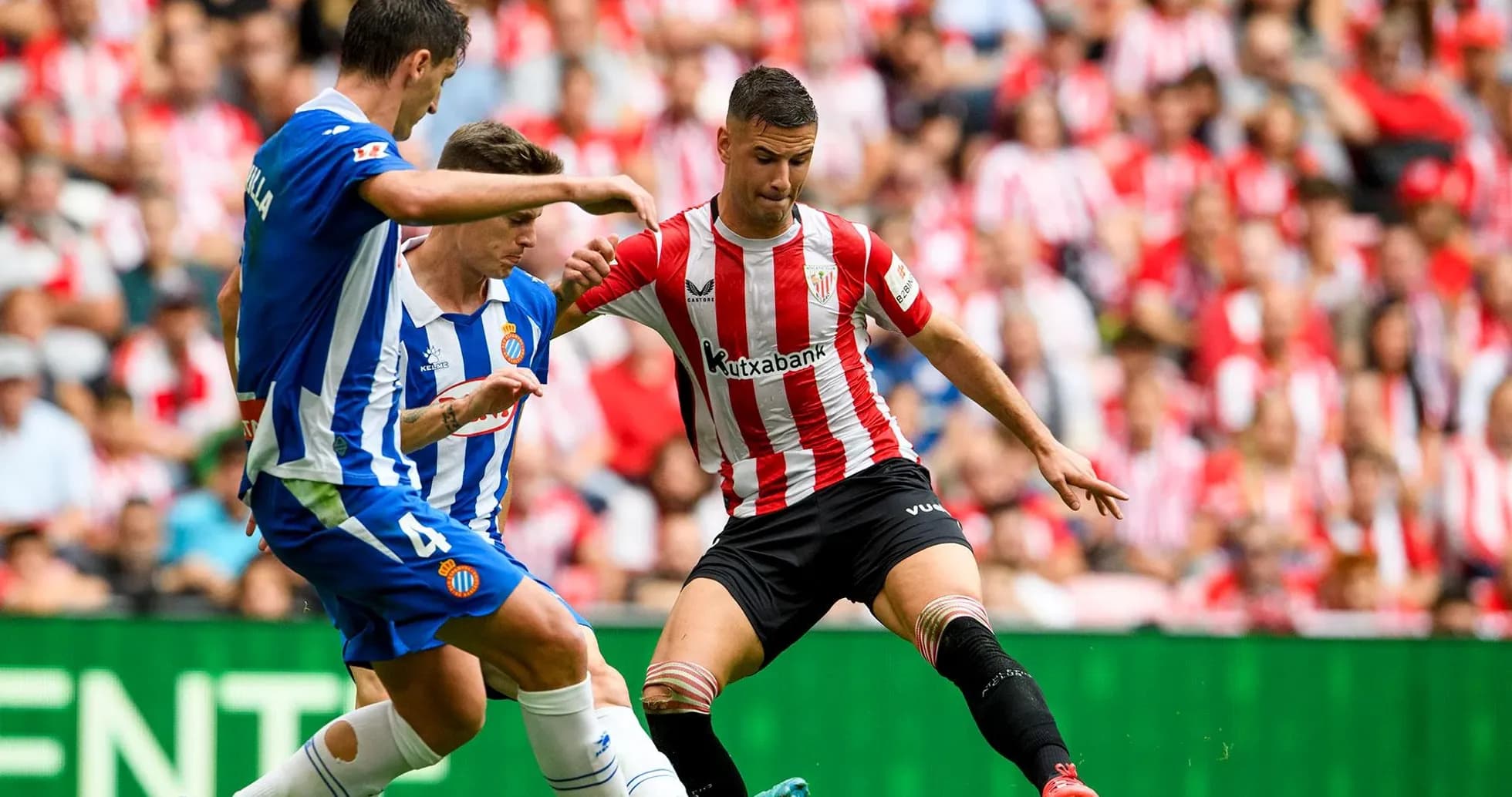 Jugadores de Espanyol y Athletic Club en acción Jugadores de Espanyol y Athletic Club en acción