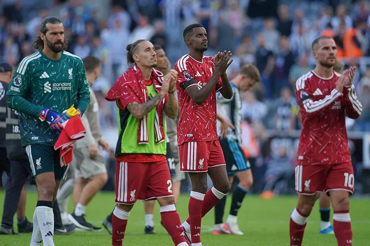 Jugadores de Liverpool aplaudiendo tras el partido Jugadores de Liverpool aplaudiendo tras el partido