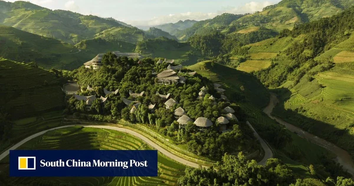 Vista aérea de casas en colinas verdes Vista aérea de casas en colinas verdes