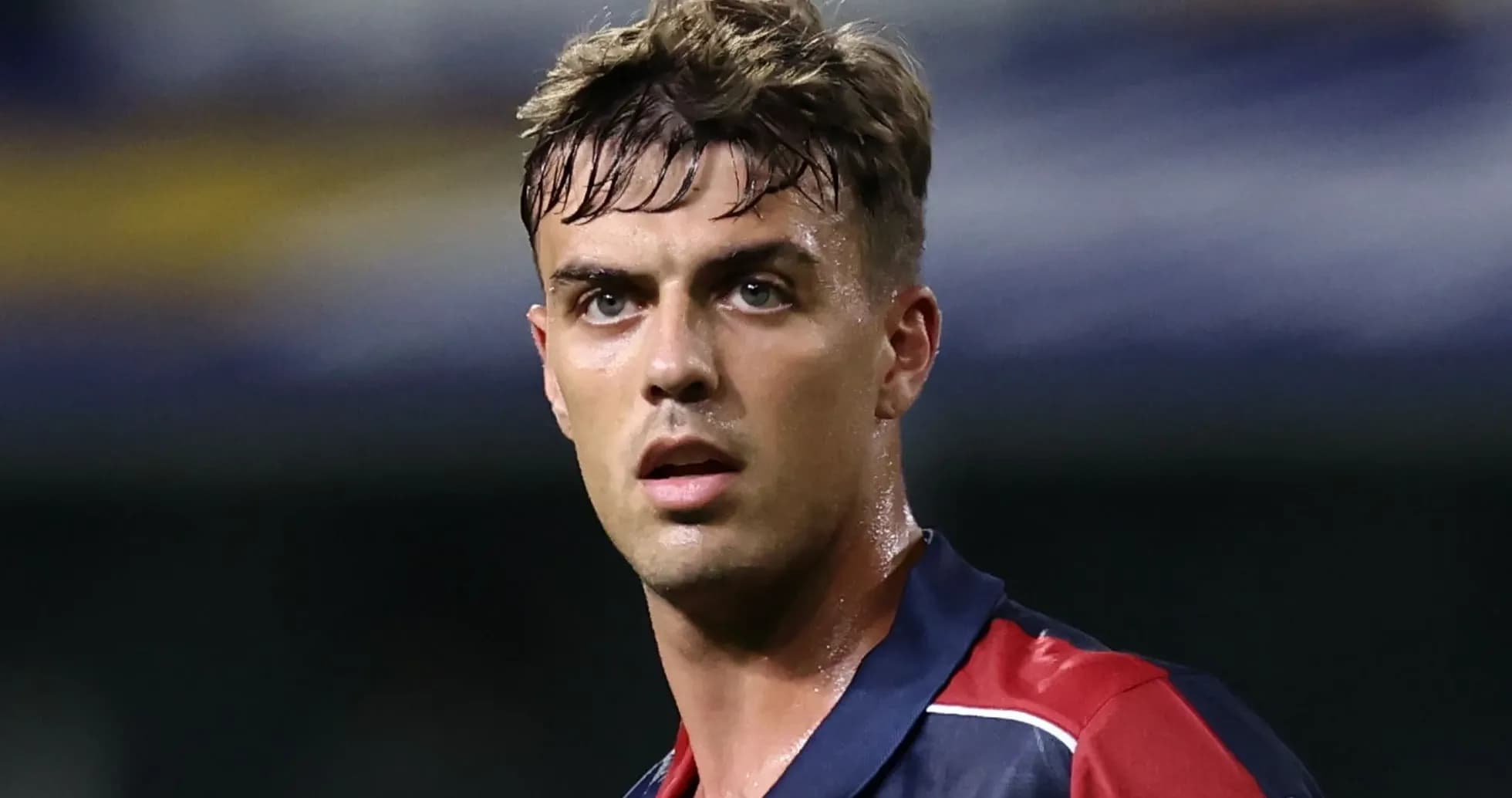 Jugador con camiseta de Bologna durante el partido Jugador con camiseta de Bologna durante el partido