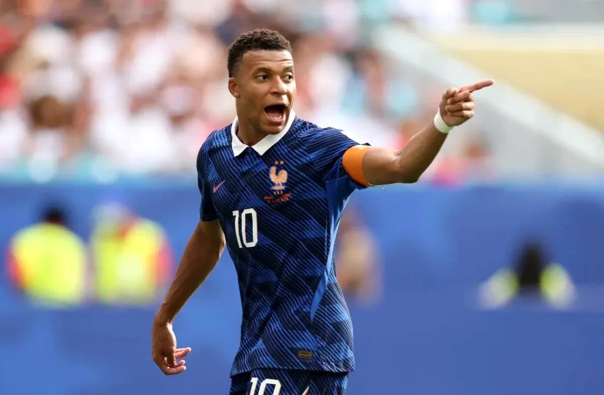 Jugador de Francia señalando durante un partido Jugador de Francia señalando durante un partido