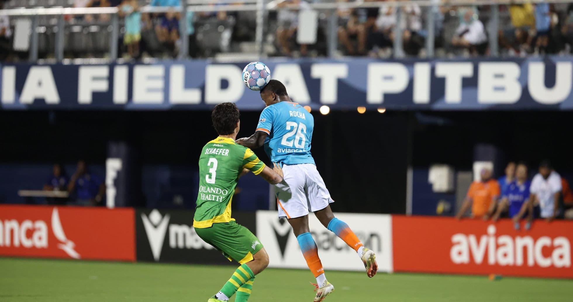 Jugador de Miami FC saltando por el balón Jugador de Miami FC saltando por el balón
