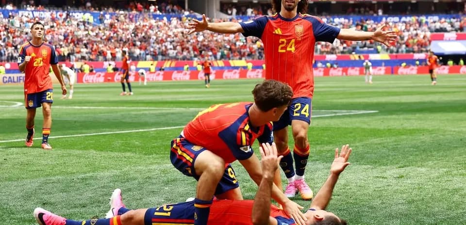 Celebración de jugadores de España en el campo Celebración de jugadores de España en el campo