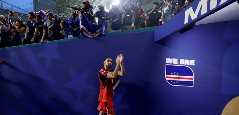 Jugador aplaudiendo a la afición tras el partido Jugador aplaudiendo a la afición tras el partido