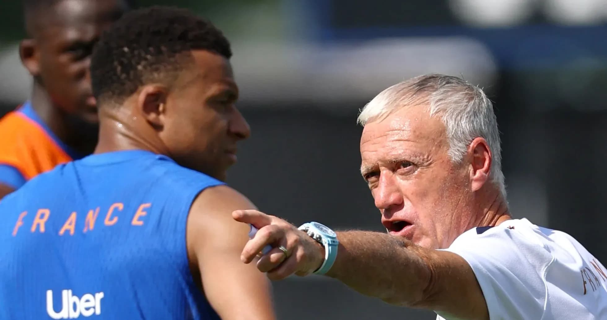 Entrenador de Francia hablando con jugadores Entrenador de Francia hablando con jugadores
