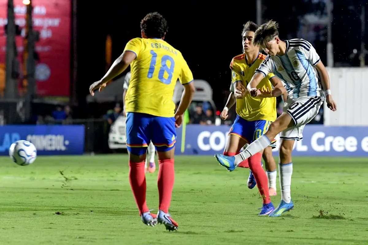Jugador argentino pateando el balón en partido Jugador argentino pateando el balón en partido