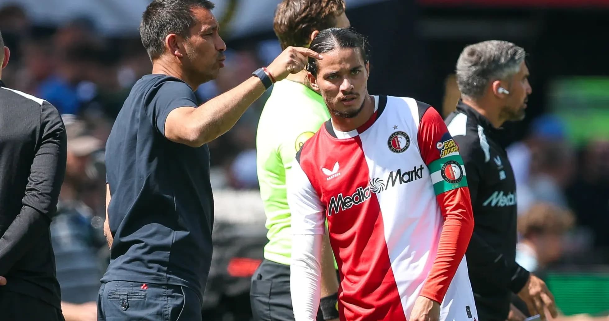 Entrenador hablando con jugador de Feyenoord en partido Entrenador hablando con jugador de Feyenoord en partido