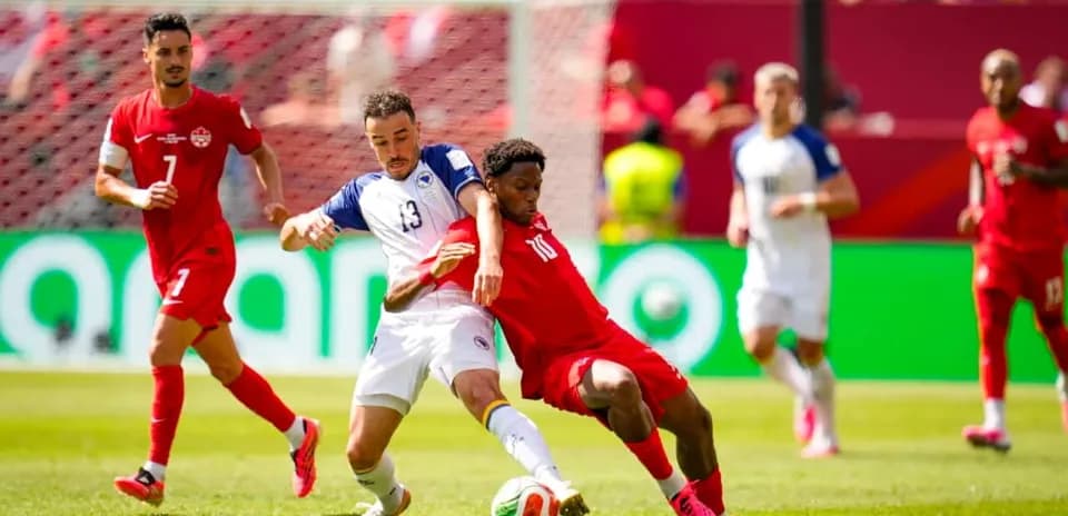 Acción de juego entre Canadá y Bosnia Acción de juego entre Canadá y Bosnia