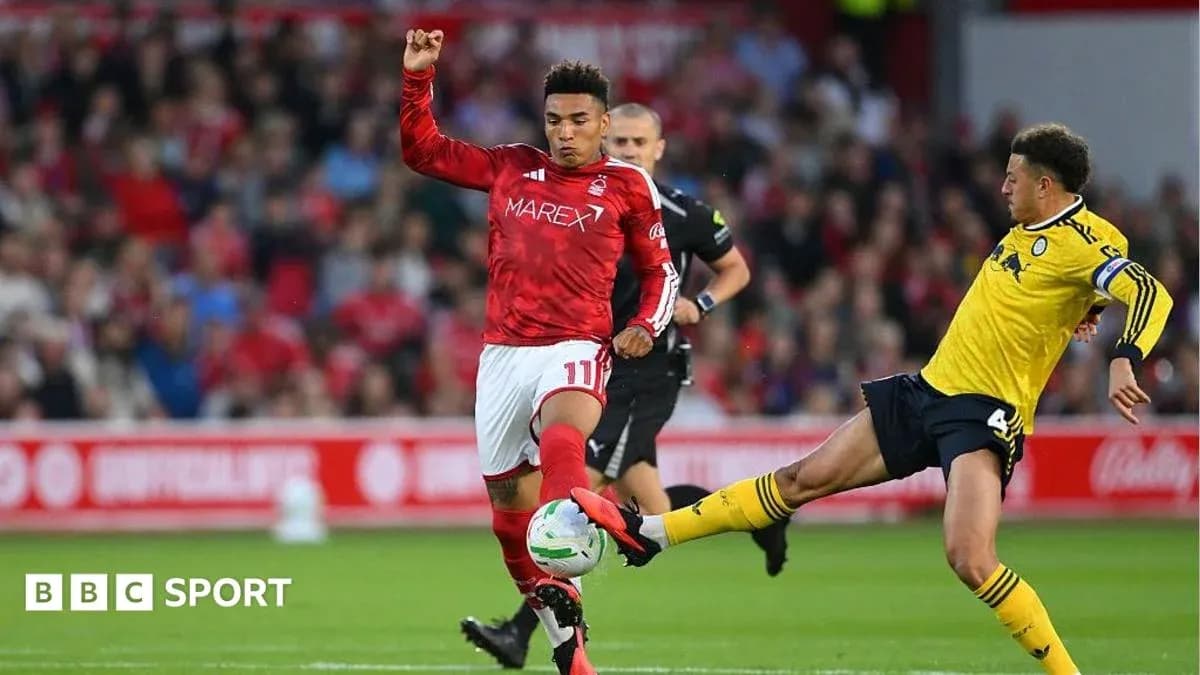 Jugador de Nottingham Forest evitando una falta Jugador de Nottingham Forest evitando una falta