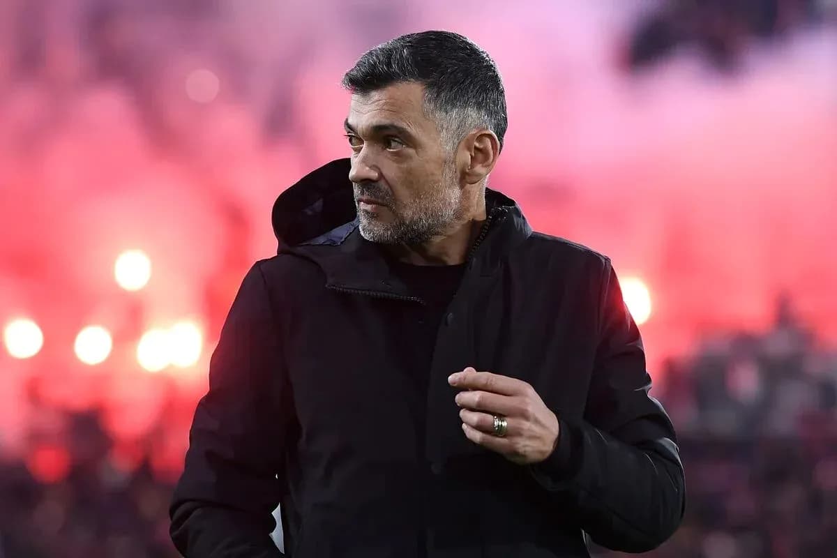 Entrenador en el campo con fondo de humo rojo Entrenador en el campo con fondo de humo rojo