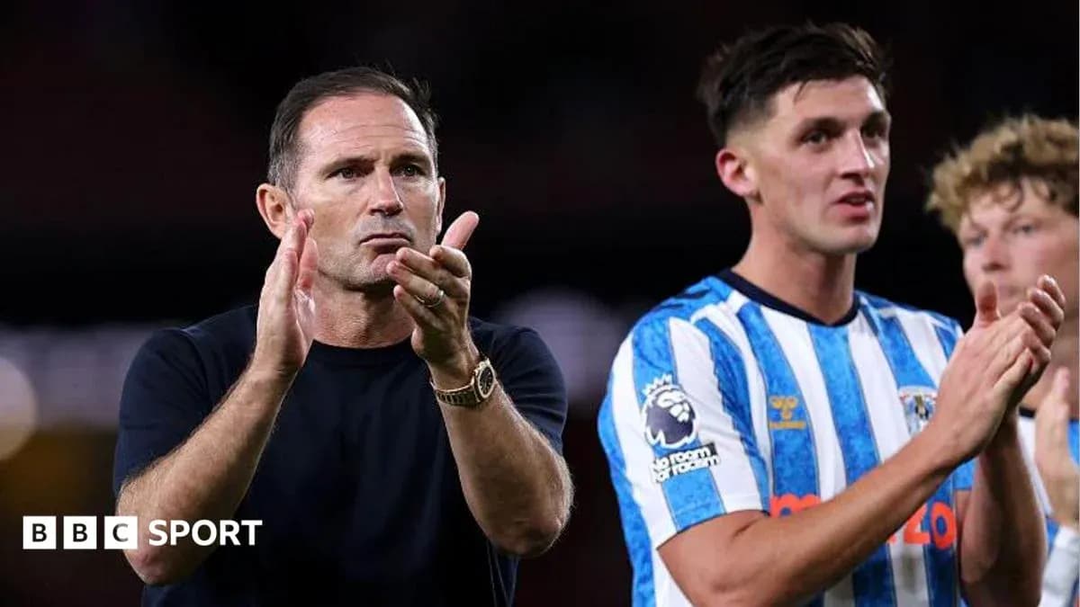 Entrenador aplaudiendo junto a jugadores al final del partido Entrenador aplaudiendo junto a jugadores al final del partido
