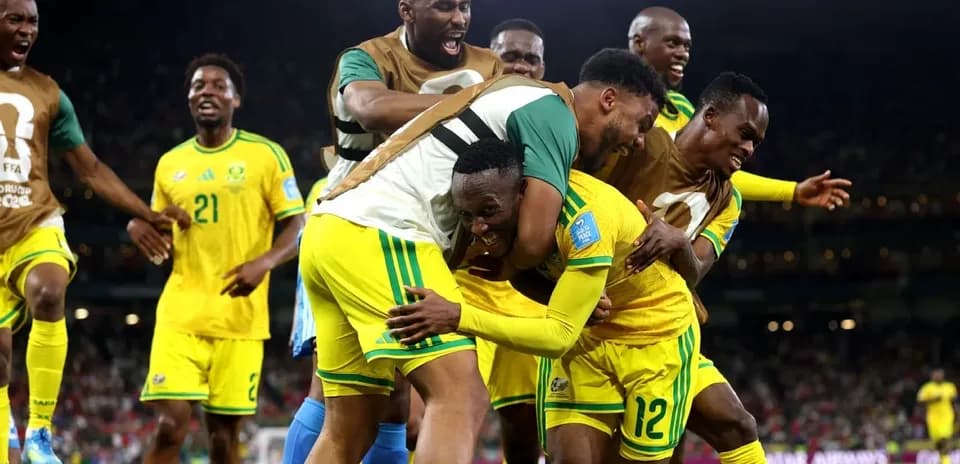 Jugadores de Sudáfrica celebrando un gol en partido Jugadores de Sudáfrica celebrando un gol en partido