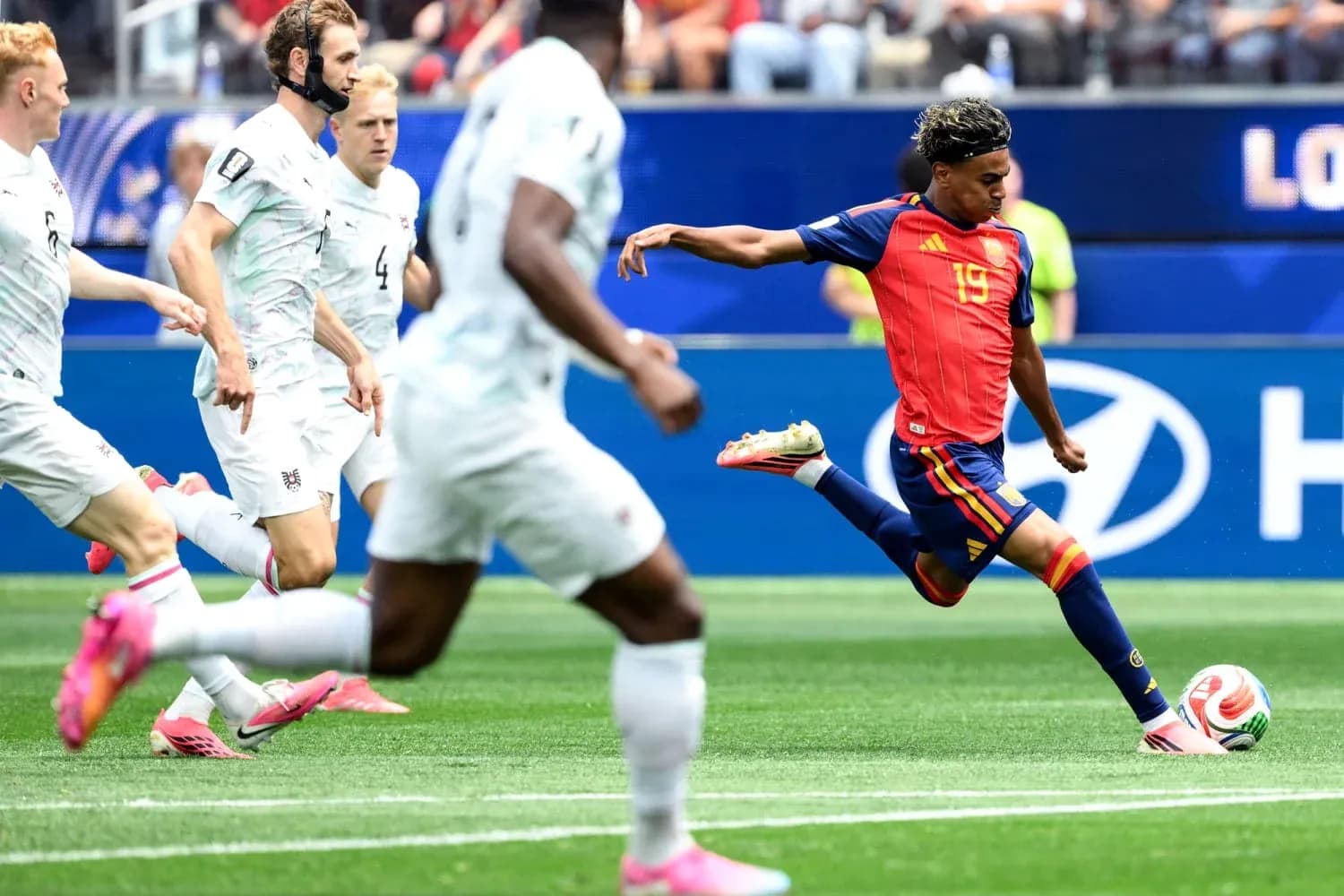 Jugador de España disparando en el partido Jugador de España disparando en el partido
