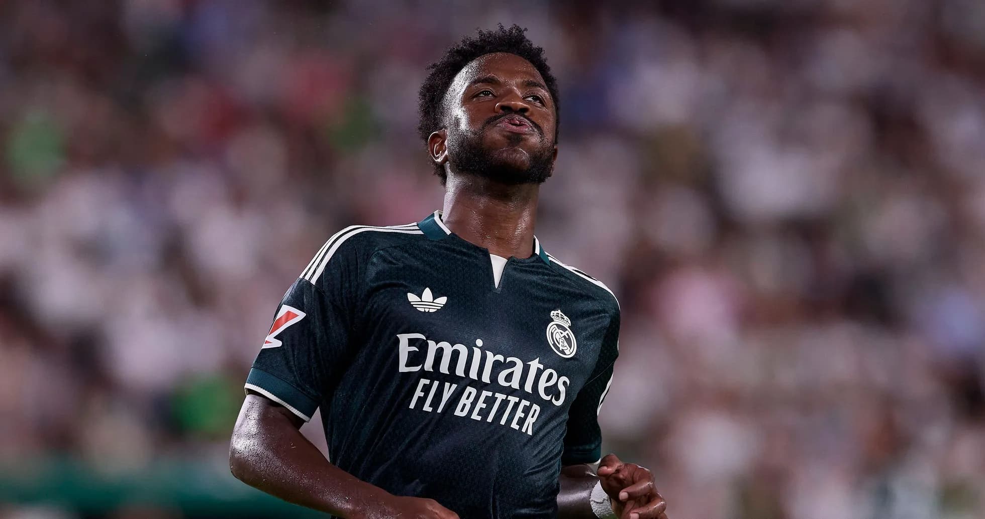Jugador de Real Madrid en partido, mirada hacia arriba Jugador de Real Madrid en partido, mirada hacia arriba