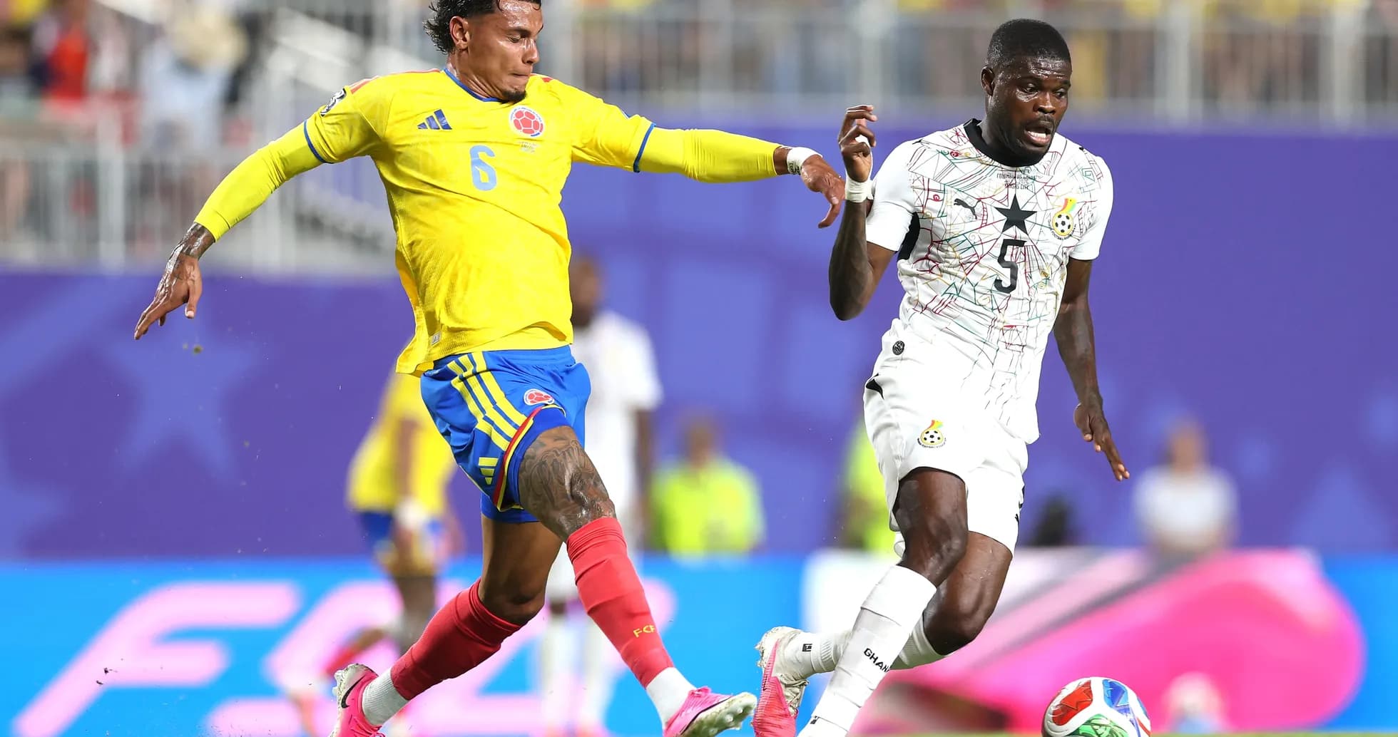 Jugadores de Colombia y Ghana en acción Jugadores de Colombia y Ghana en acción