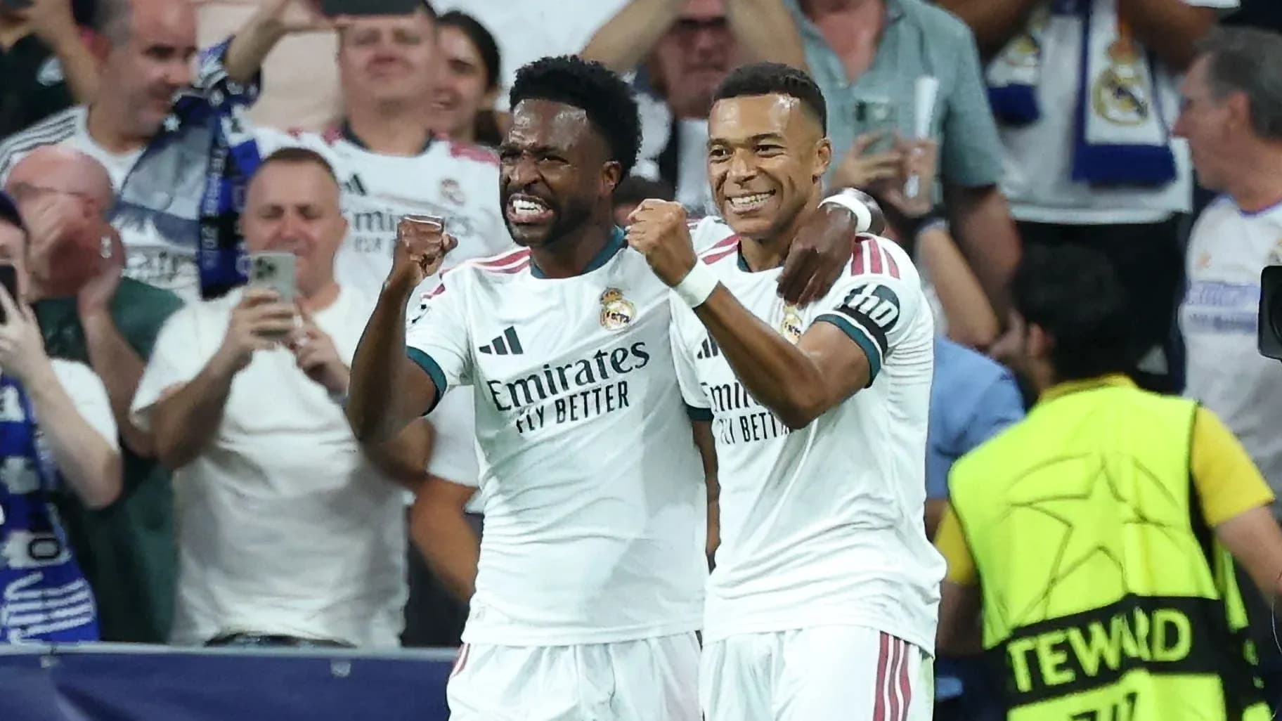 Jugadores del Real Madrid celebrando un gol juntos Jugadores del Real Madrid celebrando un gol juntos