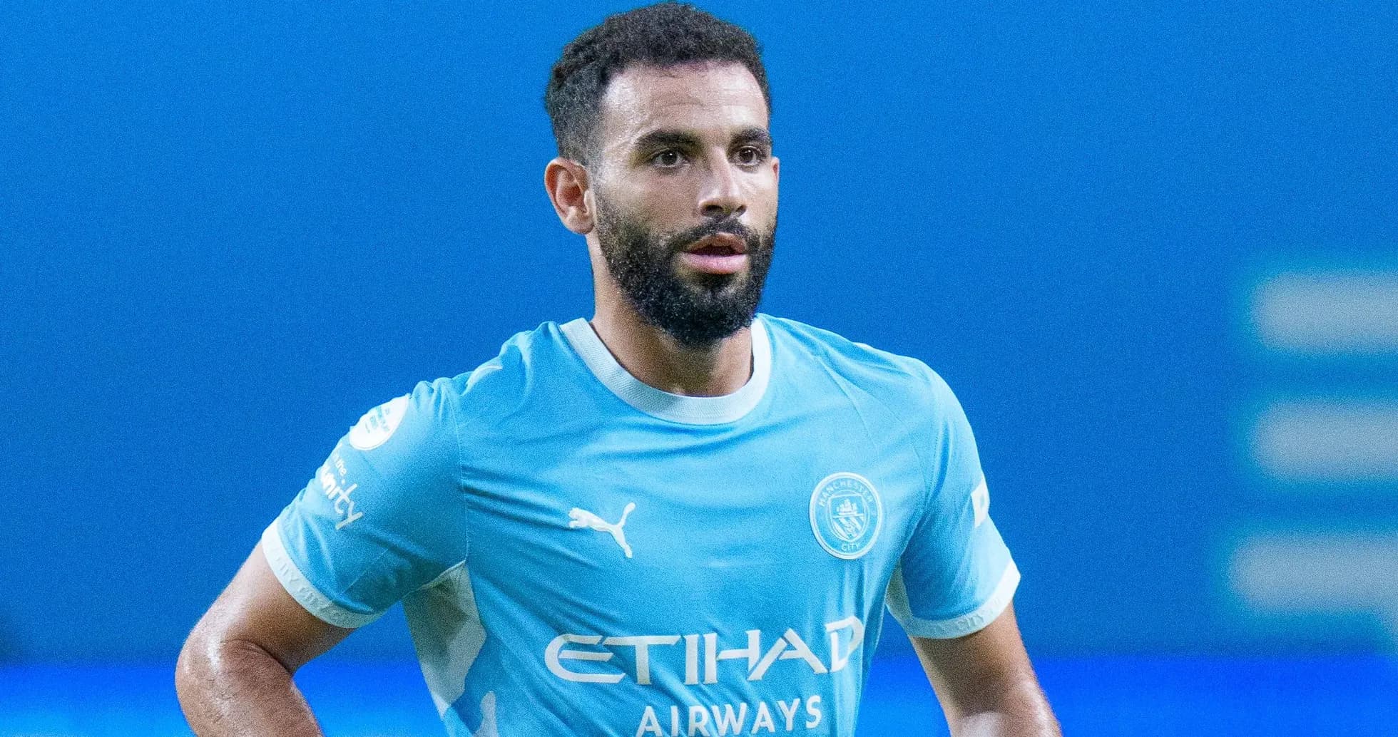 Jugador con camiseta de Manchester City en el campo Jugador con camiseta de Manchester City en el campo