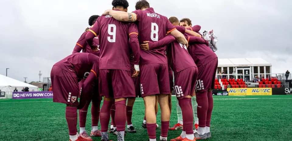 Jugadores de Loudoun United en círculo antes del partido Jugadores de Loudoun United en círculo antes del partido
