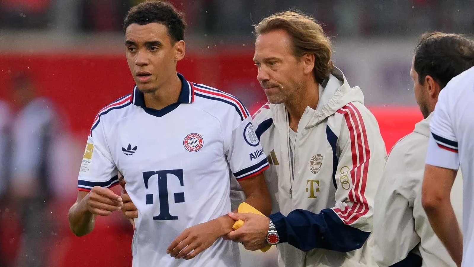 Jugador de Bayern Múnich recibiendo instrucciones del entrenador Jugador de Bayern Múnich recibiendo instrucciones del entrenador