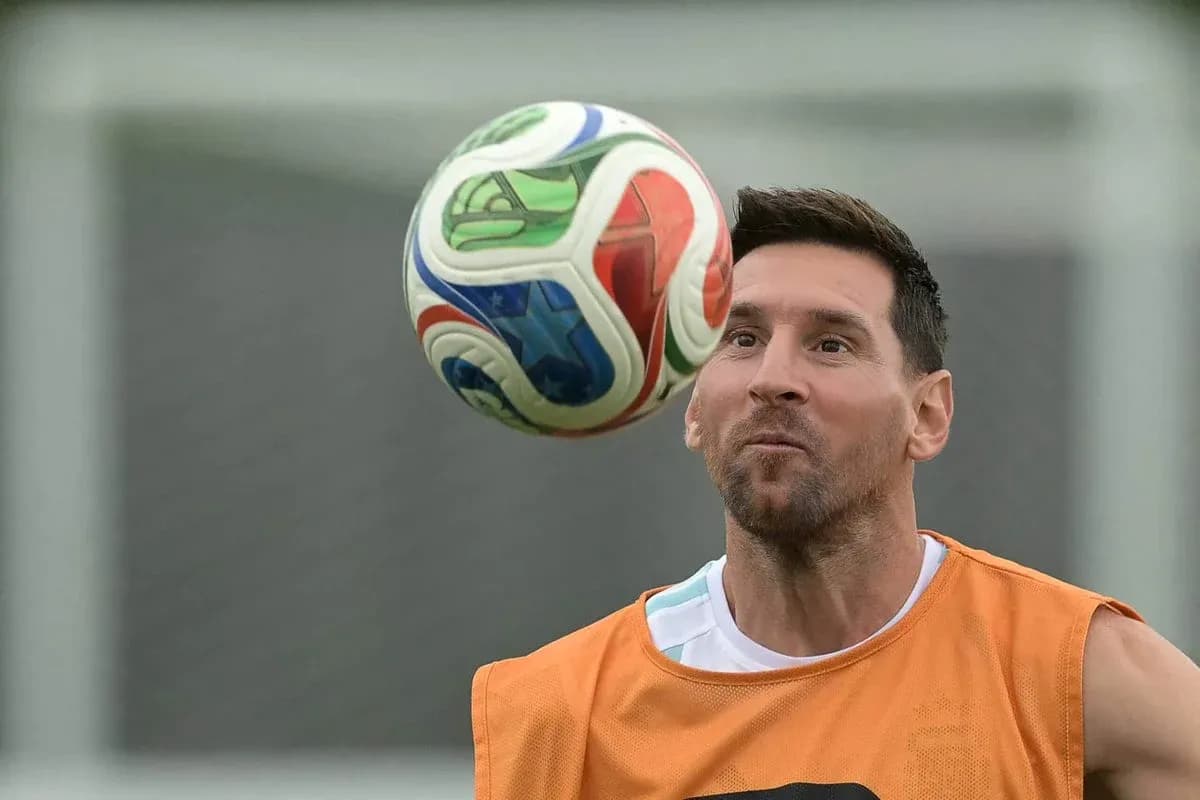 Jugador controlando el balón durante el entrenamiento Jugador controlando el balón durante el entrenamiento