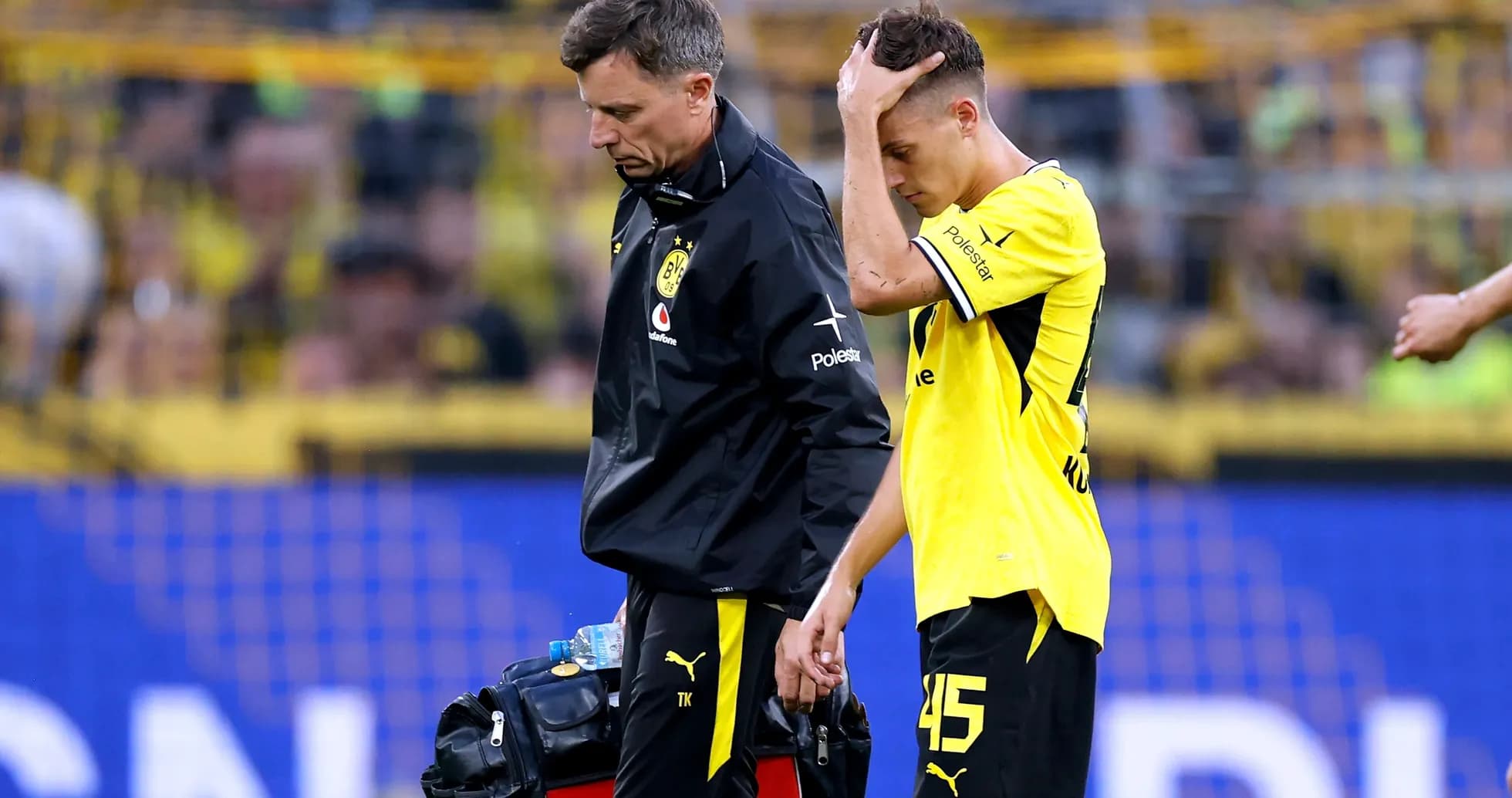 Jugador de Borussia Dortmund siendo atendido por médico Jugador de Borussia Dortmund siendo atendido por médico