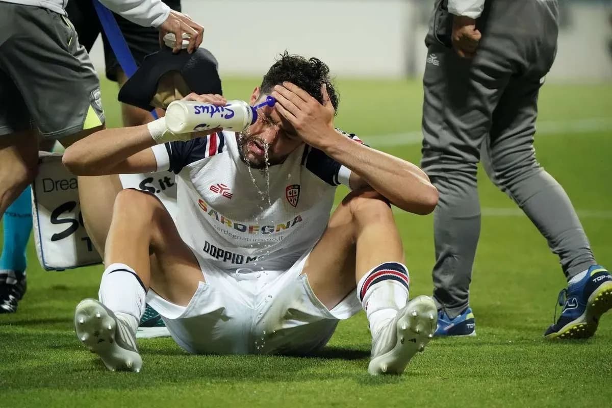 Jugador de Cagliari recibiendo atención médica en el campo Jugador de Cagliari recibiendo atención médica en el campo