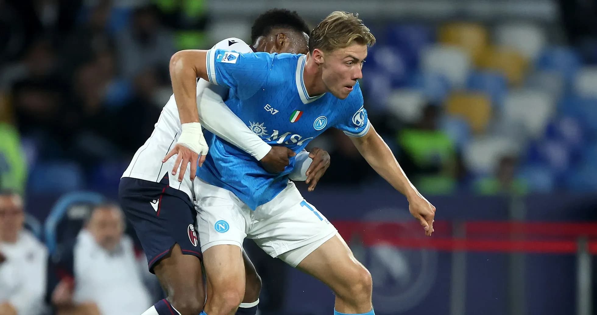 Jugador de Napoli siendo agarrado por oponente Jugador de Napoli siendo agarrado por oponente