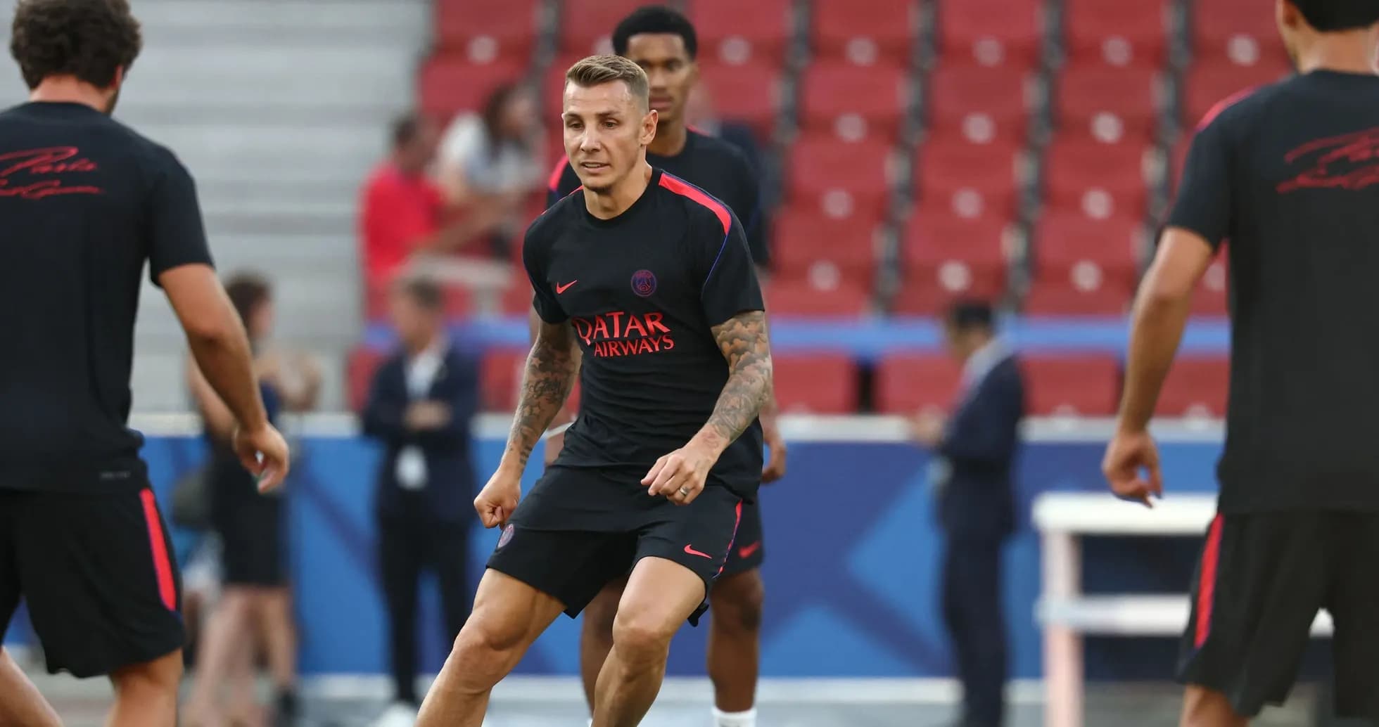 Jugador de PSG entrenando en la sesión previa al partido Jugador de PSG entrenando en la sesión previa al partido