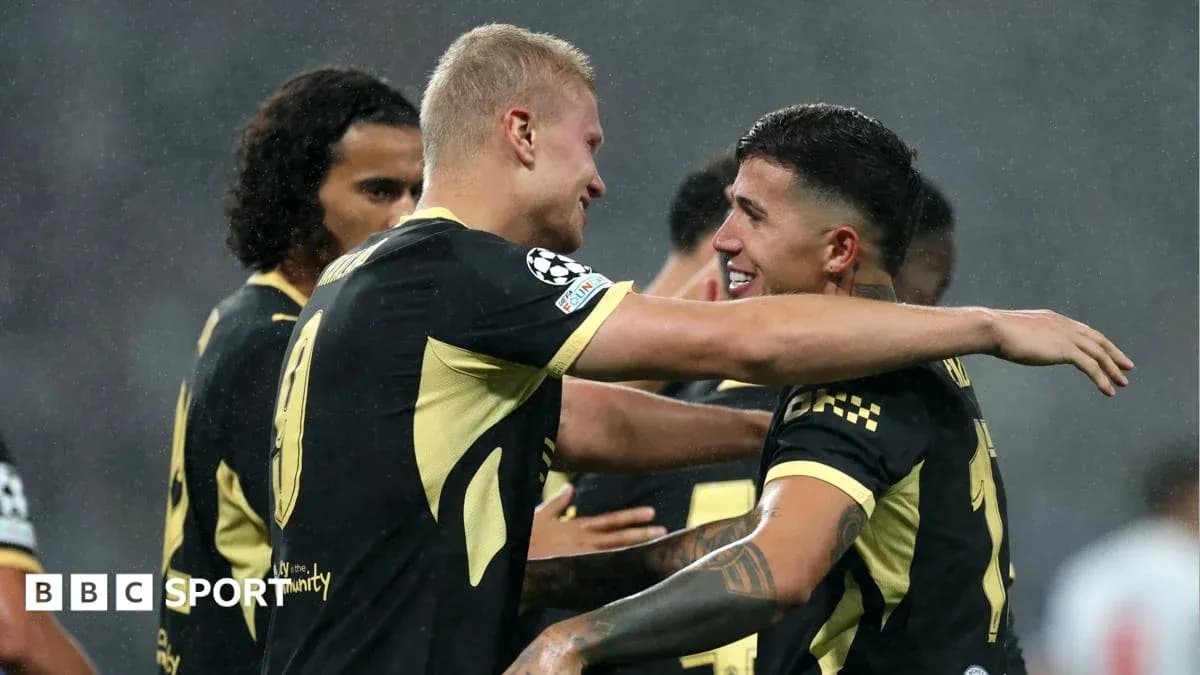 Jugadores abrazándose tras un gol en partido Jugadores abrazándose tras un gol en partido