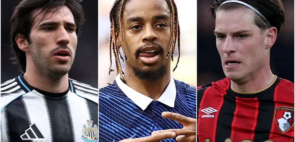 Tres jugadores de fútbol en primer plano Tres jugadores de fútbol en primer plano