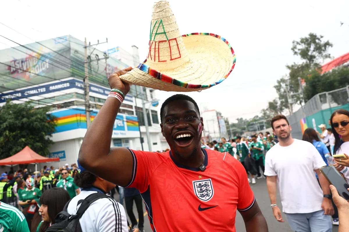 Aficionado con camiseta de Inglaterra y sombrero mexicano Aficionado con camiseta de Inglaterra y sombrero mexicano