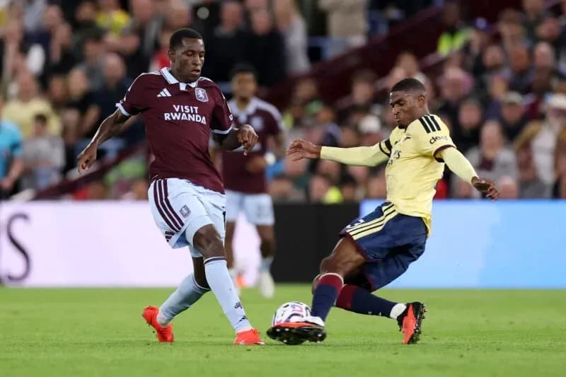 Jugadores de Aston Villa y Arsenal disputando el balón Jugadores de Aston Villa y Arsenal disputando el balón