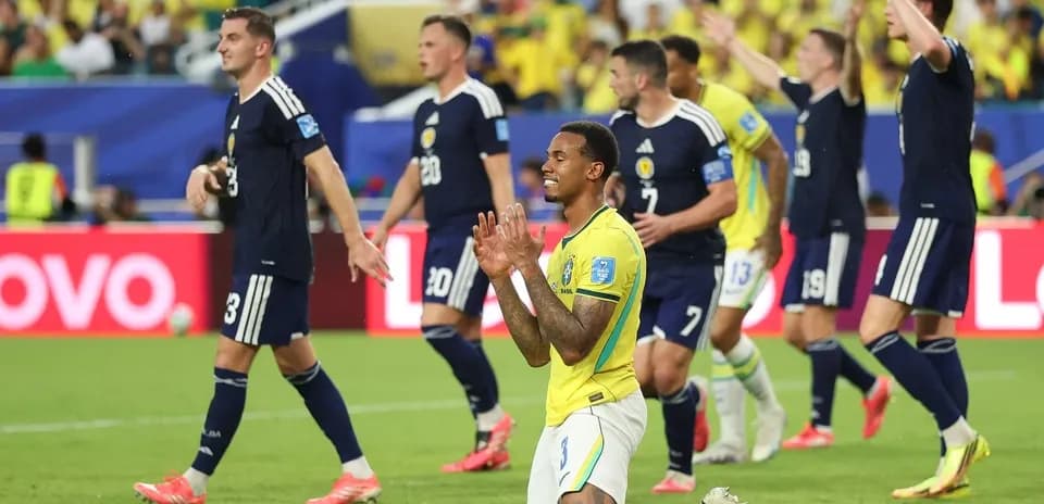 Jugadores de Brasil y Escocia en un partido de fútbol Jugadores de Brasil y Escocia en un partido de fútbol