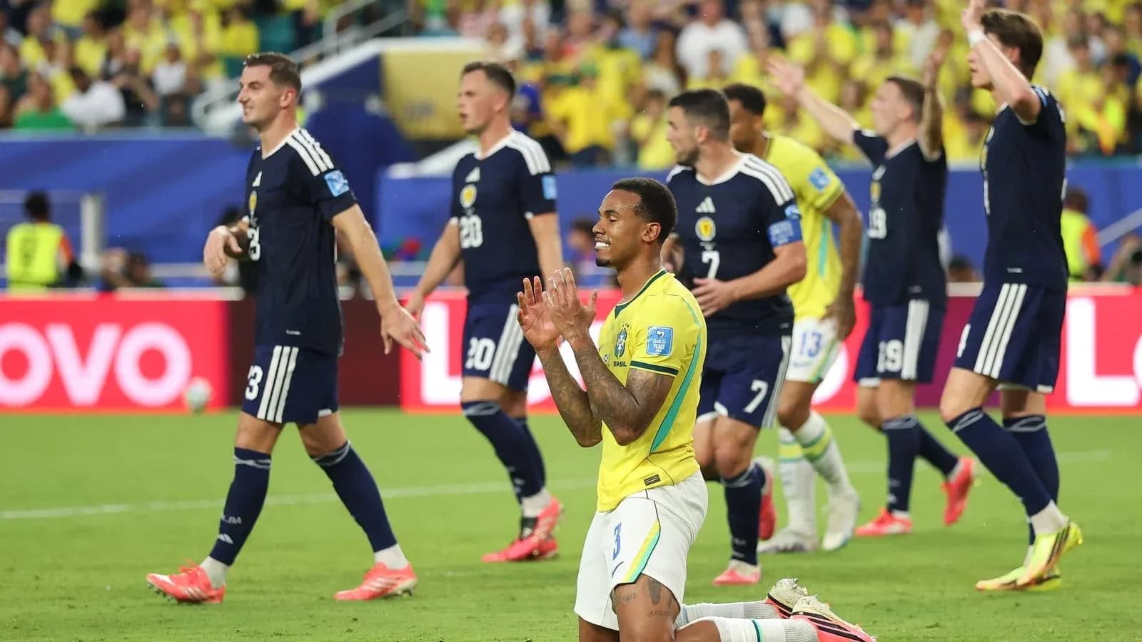 Jugadores de Brasil y Escocia en un partido de fútbol Jugadores de Brasil y Escocia en un partido de fútbol