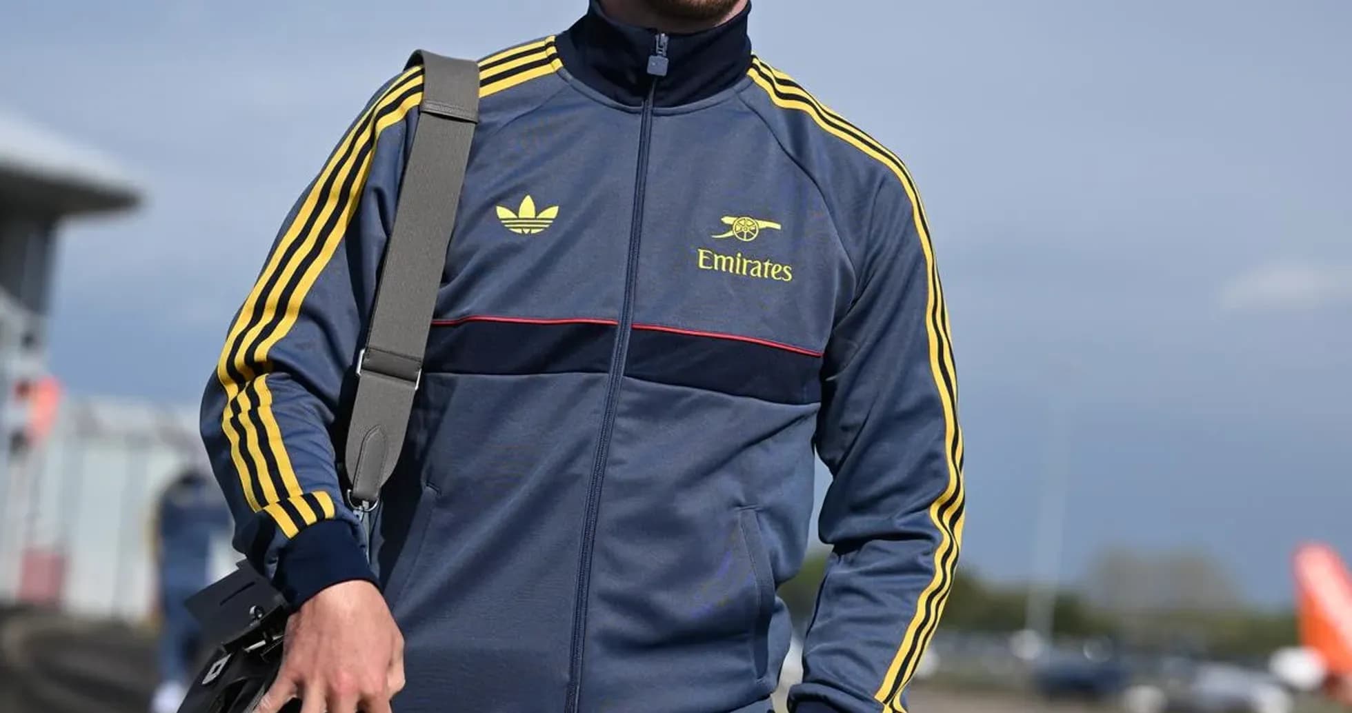 Jugador caminando con ropa deportiva y bolso Jugador caminando con ropa deportiva y bolso