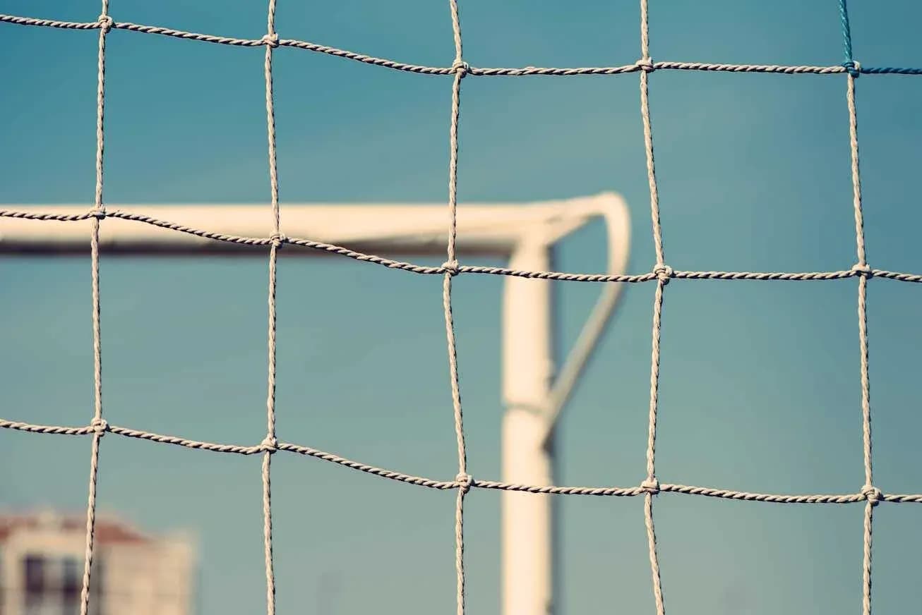 Red de gol con fondo azul y portería Red de gol con fondo azul y portería