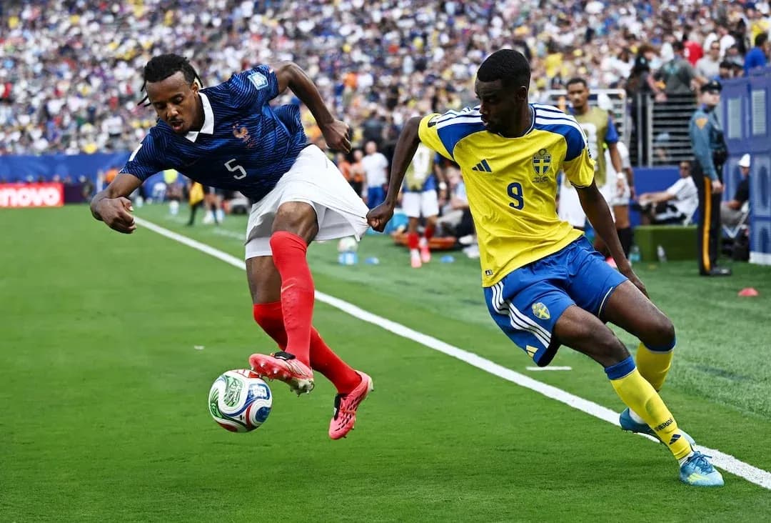Jugador de Francia y Suecia compitiendo por el balón Jugador de Francia y Suecia compitiendo por el balón