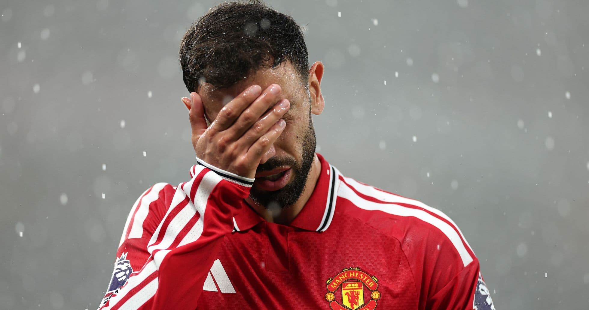 Jugador de Manchester United cubriendo su rostro con la mano Jugador de Manchester United cubriendo su rostro con la mano