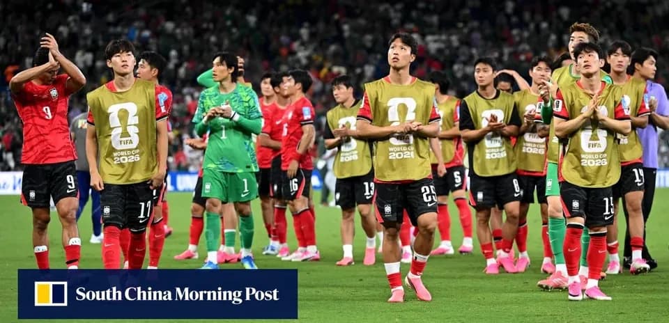 Jugadores de Corea del Sur agradeciendo a la afición Jugadores de Corea del Sur agradeciendo a la afición
