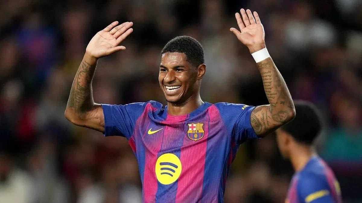 Jugador del FC Barcelona celebrando con las manos arriba Jugador del FC Barcelona celebrando con las manos arriba