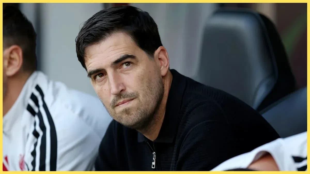 Entrenador observando desde el banquillo durante el partido Entrenador observando desde el banquillo durante el partido
