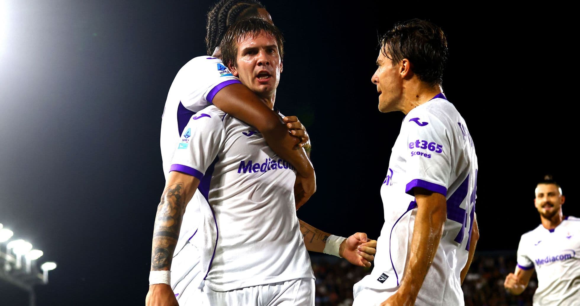Jugadores de Fiorentina celebrando un gol en partido Jugadores de Fiorentina celebrando un gol en partido