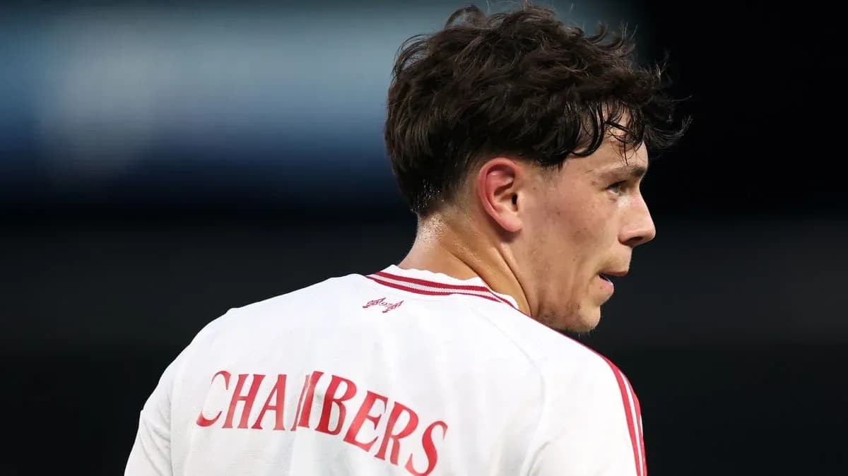 Jugador con camiseta blanca y nombre 'CHAMBERS' visible Jugador con camiseta blanca y nombre 'CHAMBERS' visible