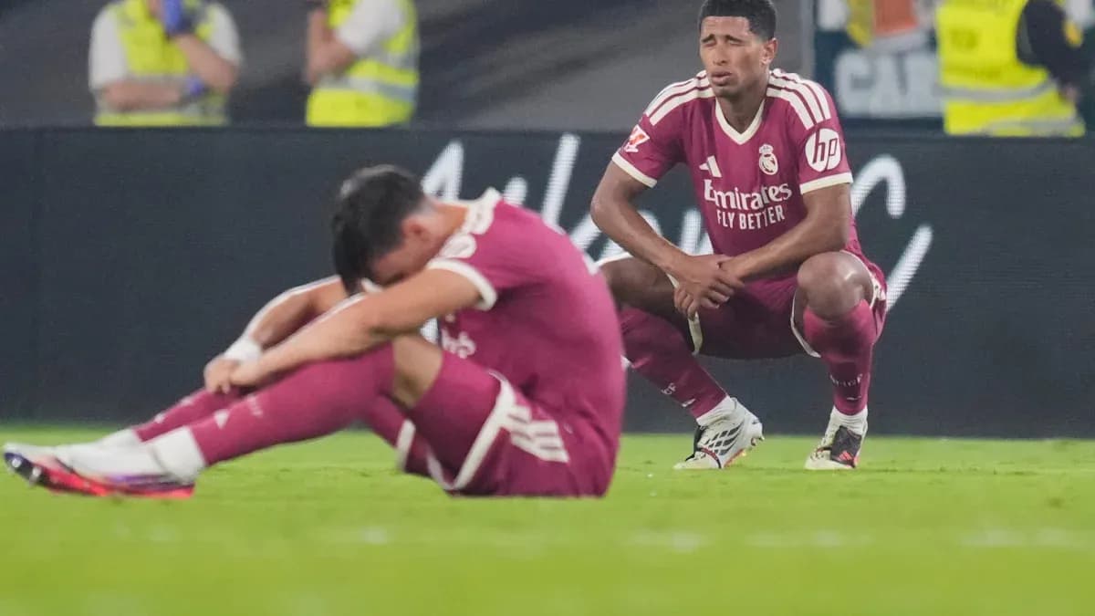 Jugadores de Real Madrid sentados en el campo Jugadores de Real Madrid sentados en el campo