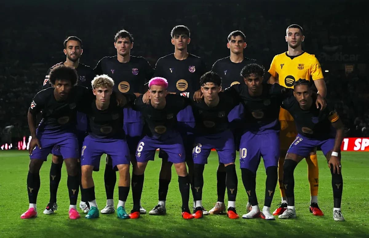 Jugadores de equipo posando en el campo de fútbol Jugadores de equipo posando en el campo de fútbol