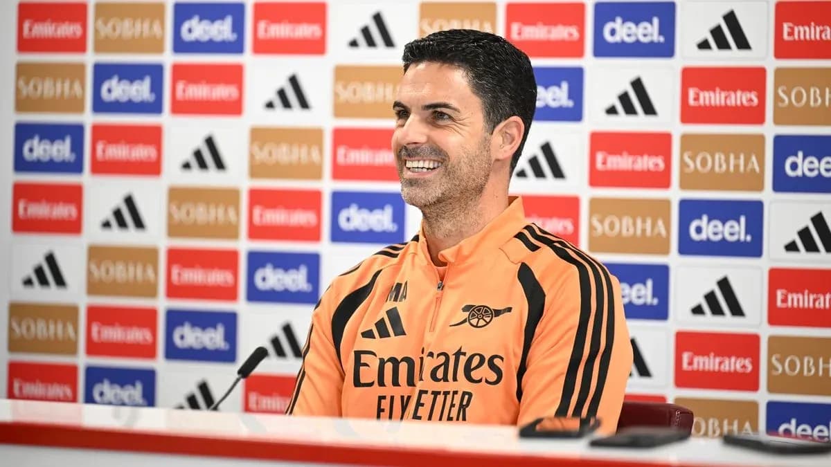 Entrenador sonriente en conferencia de prensa Entrenador sonriente en conferencia de prensa