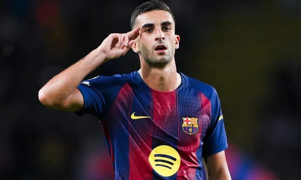 Jugador de Barcelona saludando al público en el campo Jugador de Barcelona saludando al público en el campo