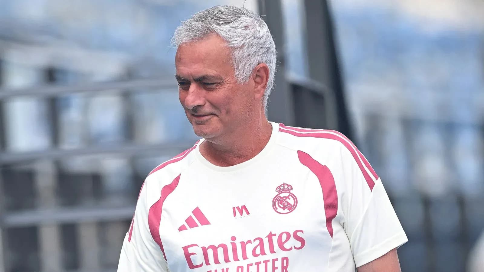Entrenador en sesión de entrenamiento del equipo Entrenador en sesión de entrenamiento del equipo